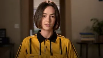 Chemise de football Vintage Final Decision portée par Casey Gardner (Brigette Lundy-Paine) comme on le voit dans Atypical (S04E08)