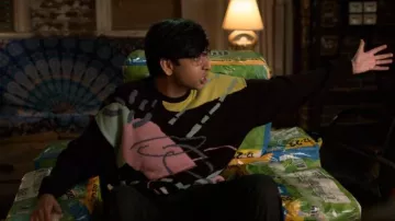 Asos Design Knit­ted Over­sized Tex­tured Jumper worn by Zahid (Nik Dodani) as seen in Atypical (S04E01)