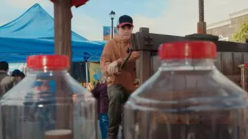 G-star brut Rovic New Tapered Fit Cargo Pants porté par Alex Walter (Ashby Gentry) comme on le voit dans Ma vie avec les Walter Boys (S01E03)