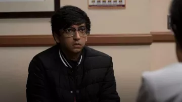 Chaqueta de béisbol acolchada negra de H&M usada por Zahid (Nik Dodani) como se ve en Atypical (S04E06)