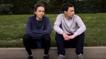 Pull à col rond à logo de départ porté par Casey Gardner (Brigette Lundy-Paine) comme on le voit dans Atypical (S04E06)