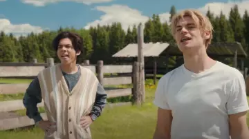 Gilet Abercrombie porté par Lee Garcia (Myles Perez) comme on le voit dans Ma vie avec les Walter Boys (S01E03)