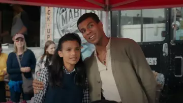 Cárdigan del Club Monaco Milano usado por Skylar Summerhill (Jaylan Evans) como se ve en Mi vida con los Walter Boys (T01E03)