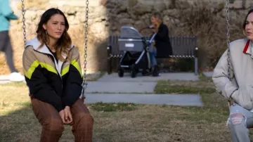 Iets Frans... Hood­ed Puffer Jack­et worn by Izzie Taylor (Fivel Stewart) as seen in Atypical (S04E05)