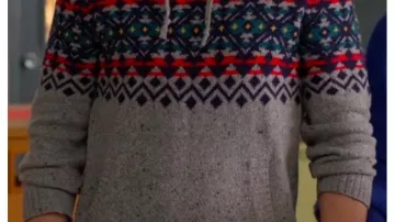 Sudadera con capucha gris usada por Eric Parsons (Lucas Bryant) como se ve en la película navideña A World Record