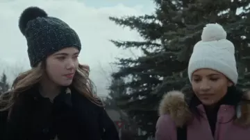 Bonnet en fausse fourrure Kyi Kyi Pom Pom porté par Erin (Alisha Newton) comme on le voit dans Ma vie avec les Walter Boys (S01E05)