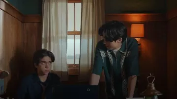 Polo zippé décontracté en jacquard UO porté par Isaac Garcia (Isaac Arellanes) comme on le voit dans Ma vie avec les Walter Boys (S01E05)