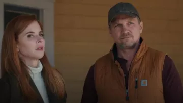 Chaleco Carhartt Gilliam usado por George (Marc Blucas) como se ve en Mi vida con los Walter Boys (T01E05)