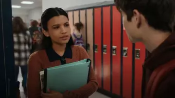 Cardigan polo marron en cachemire mélangé Navaya pour femme Rag & Bone porté par Jackie Howard (Nikki Rodriguez) dans My Life with the Walter Boys (S01E07)