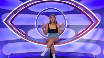 Abrand Jeans A Car­rie Den­im Short worn by Graciemae Sinclair as seen in Big Brother (S15E14)