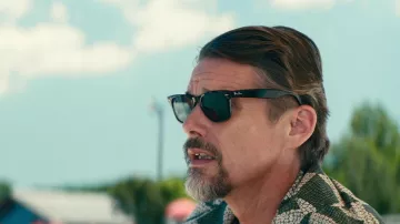 Gafas de sol Ray-Ban Wayfarer usadas por Clay Sandford (Ethan Hawke) como se ve en Leave the World Behind