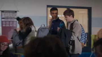 Mochila JanSport Right Pack 31L usada por Nathan Walter (Corey Fogelmanis) como se ve en My Life with the Walter Boys (T01E06)
