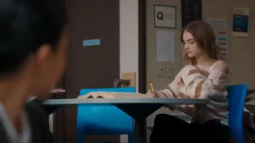 Charlie vacances Tellow Knit Womens Striped Crop Pullover Pull porté par Paige (Madison Brydges) comme on le voit dans Ma vie avec les Walter Boys (S01E06)