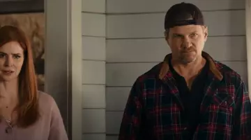 Chemise légendaire en flanelle Buck Camp pour hommes Whitetails portée par George (Marc Blucas) comme on le voit dans Ma vie avec les Walter Boys (S01E07)