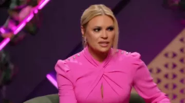 Mini robe autoportrait en crêpe extensible à col torsadé portée par Sonia Kruger dans Big Brother (S15E14)