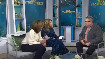 Diane von Furstenberg Robe Kirstie en bleu chaîne pliée portée par Jenna Bush Hager comme on le voit dans Today with Hoda & Jenna le 9 décembre 2023