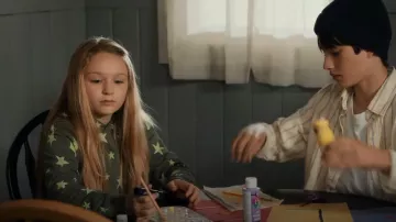 Sudadera con capucha de H&M en estrellas caqui/verde usada por Parker Walter (Alix West Lefler) como se ve en My Life with the Walter Boys (T01E07)