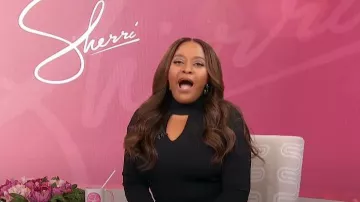 Suéter recortado Guess Eco Rubie usado por Sherri Shepherd como se ve en Sherri el 4 de diciembre de 2023
