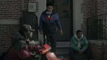 Chaqueta cortavientos Jansport Colorblock usada por Shawn 'Famous' Figueroa (Antonio Ortiz) como se ve en Power Book III: Raising Kanan (T03E02)