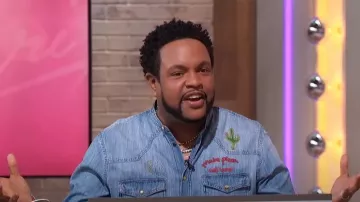 Top de mezclilla bordado H&M Make Pizza Not War usado por Jawn Murray como se ve en Sherri el 8 de diciembre de 2023