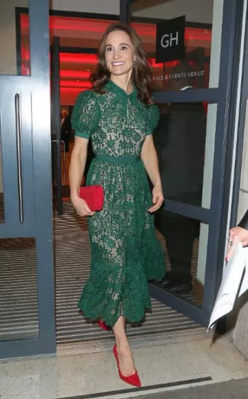 Robe mi-longue en dentelle guipure verte autoportrait portée par Pippa Middleton lors de la cérémonie des Heart Hero Awards de la British Heart Foundation le 6 décembre 2023