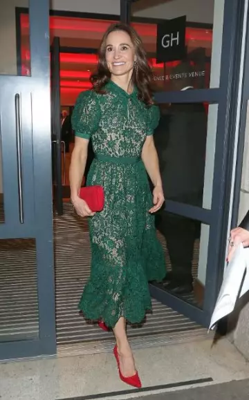 Emmy London Rebecca Pumps en bonbons portés par Pippa Middleton lors des Heart Hero Awards de la British Heart Foundation le 6 décembre 2023