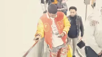 BAPE x Michael Jackson Chaqueta Varsity Roja y Amarilla usada por King Combs en BENT FREESTYLE