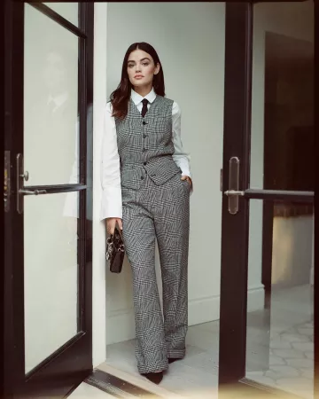 Bolso Dior Lady D-Joy usado por Lucy Hale en la Gala Women in Entertainment de The Hollywood Reporter el 7 de diciembre de 2023