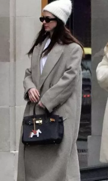 Hermès Togo Birkin 30 Black usado por Anne Hathaway en la publicación de Londres el 6 de diciembre de 2023