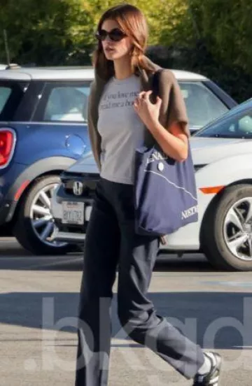 Lunettes de soleil ovales Khaite portées par Kaia Jordan Gerber dans le post de Los Angeles le 6 décembre 2023