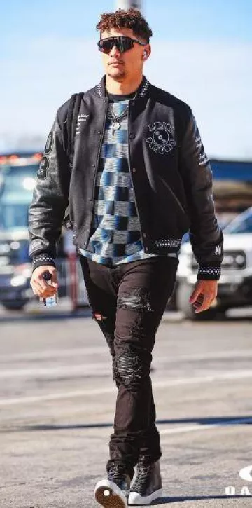 Vaqueros Amiri Black 'MX1' usados por Patrick Mahomes II en la cuenta de Instagram @patrickmahomes