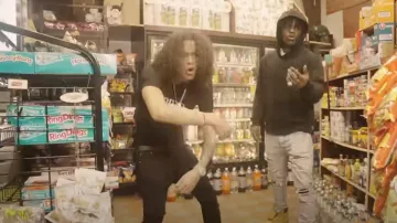 Vaqueros 'MX1' de Amiri Stone Indigo & Black Leather usados por Benzo B en 2 DEEP by DD Osama & Benzo B (Video Oficial)
