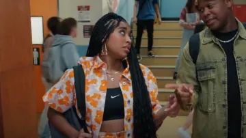 Top de sujetador Nike Swoosh usado por Aisha Garcia (Alycia Pascual-Pena) como se ve en Salvados por la campana (T02E01)