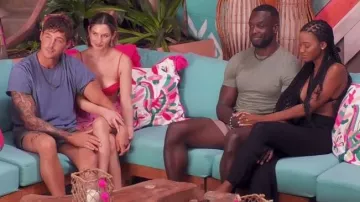 Falda de baño rosa corazón de ensueño usada por Katherine Izzo como se ve en Bachelor in Paradise (T09E09)