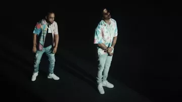 Nike Air Force 1 Low White sneakers usadas por Benny el Carnicero en un pie con estufa God Cooks Video musical