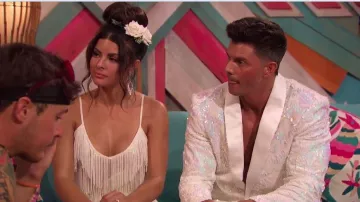 Vestido Bonangber con borlas con flecos en blanco usado por Mari Pepin como se ve en Bachelor in Paradise (T09E10)