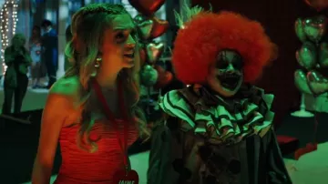 Vestido de plumas fruncidas de Fred Hayman usado por Lexi Haddad-DeFabrizio (Josie Totah) como se ve en Salvados por la campana (T02E01)