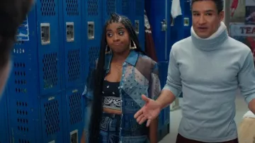 Staud Pallas Bandana Print Patchwork Short Sleeve Button-Up Shirt usada por Aisha Garcia (Alycia Pascual-Pena) como se ve en Salvados por la campana (S02E02)
