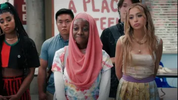 Falda plisada de Versace usada por Lexi Haddad-DeFabrizio (Josie Totah) como se ve en Salvados por la campana (T02E03)