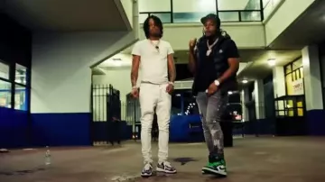 Zapatillas Nike Jordan 1 Retro High 'Lucky Green' usadas por Rowdy Rebel en Morant feat. Skilla Baby (Video musical oficial)