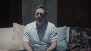 Polo con textura Reiss Bennie Press Stud usado por David (Raúl Esparza) como se ve en Un asesinato en el fin del mundo (T01E05)