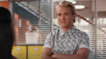 Camisa con estampado de palma de Paul Smith usada por Mac Morris (Mitchell Hoog) como se ve en Salvados por la campana (T02E04)