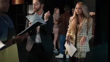 Falda a cuadros texturizada de Zara usada por Lexi Haddad-DeFabrizio (Josie Totah) como se ve en Salvados por la campana (T02E05)