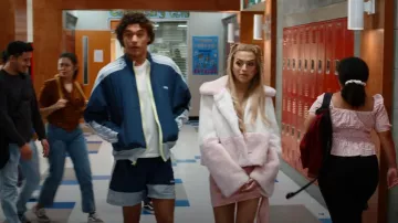 Veste légère Adidas portée par Jamie Spano (Belmont Cameli) comme on le voit dans Sauvés par le gong (S02E08)