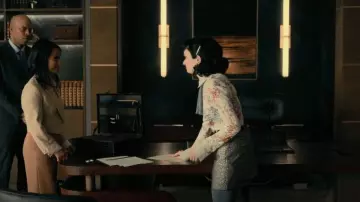 Maje Ivane Metal­lic Flo­ral Jacquard Sko­rt worn by as seen in The Fall of the House of Usher (S01E08)