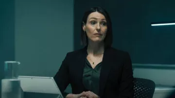 Produit Blouse en soie à col en V Vince portée par Amy Silva (Suranne Jones) dans Vigil (S02E02)