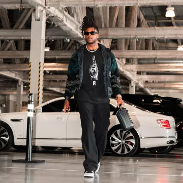 Camiseta de Raf Simons Black Fingers Crossed usada por Davante Adams en la cuenta de Instagram @taeadams