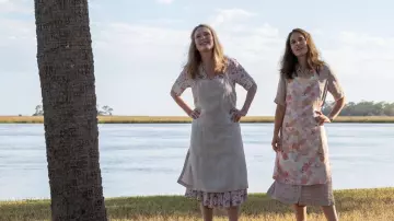 Delantal diario de Linen Tales usado por Elizabeth (Natalie Portman) como se ve en los atuendos de mayo y diciembre