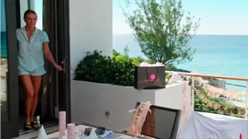 Versace La Medusa Pool Slides portés par Whitney Rose comme on le voit dans The Real Housewives of Salt Lake City (S04E14)