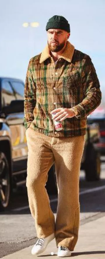 Amiri Beige Shaggy Flared Tailored Pants usado por Travis Kelce en la cuenta de Instagram @killatrav